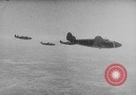 Standbild japanische Fallschirmjäger angreifenden Palembang in Niederländisch Ostindien Palembang Dutch East Indies, 1942, aus Sekunde 40 historischem Filmmaterial Videoclip 65675043483