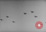 Standbild japanische Fallschirmjäger angreifenden Palembang in Niederländisch Ostindien Palembang Dutch East Indies, 1942, aus Sekunde 41 historischem Filmmaterial Videoclip 65675043483