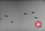 Standbild japanische Fallschirmjäger angreifenden Palembang in Niederländisch Ostindien Palembang Dutch East Indies, 1942, aus Sekunde 42 historischem Filmmaterial Videoclip 65675043483