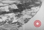 Standbild japanische Fallschirmjäger angreifenden Palembang in Niederländisch Ostindien Palembang Dutch East Indies, 1942, aus Sekunde 53 historischem Filmmaterial Videoclip 65675043483