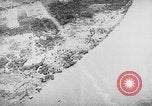 Standbild japanische Fallschirmjäger angreifenden Palembang in Niederländisch Ostindien Palembang Dutch East Indies, 1942, aus Sekunde 54 historischem Filmmaterial Videoclip 65675043483