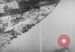Standbild japanische Fallschirmjäger angreifenden Palembang in Niederländisch Ostindien Palembang Dutch East Indies, 1942, aus Sekunde 55 historischem Filmmaterial Videoclip 65675043483