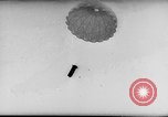 Standbild japanische Fallschirmjäger angreifenden Palembang in Niederländisch Ostindien Palembang Dutch East Indies, 1942, aus Sekunde 56 historischem Filmmaterial Videoclip 65675043483