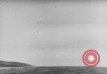 Standbild japanische Fallschirmjäger angreifenden Palembang in Niederländisch Ostindien Palembang Dutch East Indies, 1942, aus Sekunde 59 historischem Filmmaterial Videoclip 65675043483