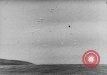 Standbild japanische Fallschirmjäger angreifenden Palembang in Niederländisch Ostindien Palembang Dutch East Indies, 1942, aus Sekunde 60 historischem Filmmaterial Videoclip 65675043483