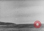 Standbild japanische Fallschirmjäger angreifenden Palembang in Niederländisch Ostindien Palembang Dutch East Indies, 1942, aus Sekunde 61 historischem Filmmaterial Videoclip 65675043483