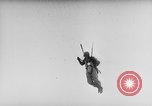 Standbild japanische Fallschirmjäger angreifenden Palembang in Niederländisch Ostindien Palembang Dutch East Indies, 1942, aus Sekunde 62 historischem Filmmaterial Videoclip 65675043483