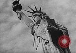 Standbild Amerikanische Propaganda kontrastierenden Kommunismus United States USA, 1962, aus Sekunde 1 historischem Filmmaterial Videoclip 65675043514