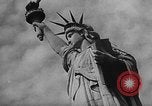 Standbild Amerikanische Propaganda kontrastierenden Kommunismus United States USA, 1962, aus Sekunde 3 historischem Filmmaterial Videoclip 65675043514