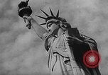 Standbild Amerikanische Propaganda kontrastierenden Kommunismus United States USA, 1962, aus Sekunde 5 historischem Filmmaterial Videoclip 65675043514