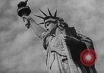 Standbild Amerikanische Propaganda kontrastierenden Kommunismus United States USA, 1962, aus Sekunde 6 historischem Filmmaterial Videoclip 65675043514
