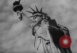 Standbild Amerikanische Propaganda kontrastierenden Kommunismus United States USA, 1962, aus Sekunde 7 historischem Filmmaterial Videoclip 65675043514