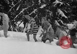 Standbild Badenden schwimmen im eisigen Wasser Oregon Mount Hood USA, 1938, aus Sekunde 12 historischem Filmmaterial Videoclip 65675043530