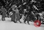 Standbild Badenden schwimmen im eisigen Wasser Oregon Mount Hood USA, 1938, aus Sekunde 15 historischem Filmmaterial Videoclip 65675043530