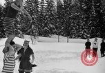 Standbild Badenden schwimmen im eisigen Wasser Oregon Mount Hood USA, 1938, aus Sekunde 16 historischem Filmmaterial Videoclip 65675043530