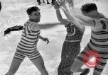 Standbild Badenden schwimmen im eisigen Wasser Oregon Mount Hood USA, 1938, aus Sekunde 21 historischem Filmmaterial Videoclip 65675043530