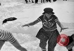 Standbild Badenden schwimmen im eisigen Wasser Oregon Mount Hood USA, 1938, aus Sekunde 22 historischem Filmmaterial Videoclip 65675043530