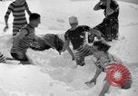 Standbild Badenden schwimmen im eisigen Wasser Oregon Mount Hood USA, 1938, aus Sekunde 25 historischem Filmmaterial Videoclip 65675043530