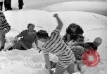 Standbild Badenden schwimmen im eisigen Wasser Oregon Mount Hood USA, 1938, aus Sekunde 27 historischem Filmmaterial Videoclip 65675043530
