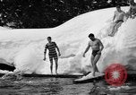 Standbild Badenden schwimmen im eisigen Wasser Oregon Mount Hood USA, 1938, aus Sekunde 32 historischem Filmmaterial Videoclip 65675043530