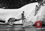 Standbild Badenden schwimmen im eisigen Wasser Oregon Mount Hood USA, 1938, aus Sekunde 34 historischem Filmmaterial Videoclip 65675043530