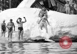 Standbild Badenden schwimmen im eisigen Wasser Oregon Mount Hood USA, 1938, aus Sekunde 35 historischem Filmmaterial Videoclip 65675043530
