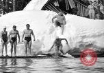 Standbild Badenden schwimmen im eisigen Wasser Oregon Mount Hood USA, 1938, aus Sekunde 36 historischem Filmmaterial Videoclip 65675043530