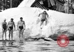 Standbild Badenden schwimmen im eisigen Wasser Oregon Mount Hood USA, 1938, aus Sekunde 37 historischem Filmmaterial Videoclip 65675043530
