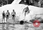 Standbild Badenden schwimmen im eisigen Wasser Oregon Mount Hood USA, 1938, aus Sekunde 38 historischem Filmmaterial Videoclip 65675043530