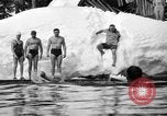 Standbild Badenden schwimmen im eisigen Wasser Oregon Mount Hood USA, 1938, aus Sekunde 40 historischem Filmmaterial Videoclip 65675043530