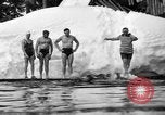 Standbild Badenden schwimmen im eisigen Wasser Oregon Mount Hood USA, 1938, aus Sekunde 42 historischem Filmmaterial Videoclip 65675043530