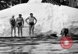 Standbild Badenden schwimmen im eisigen Wasser Oregon Mount Hood USA, 1938, aus Sekunde 43 historischem Filmmaterial Videoclip 65675043530