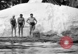 Standbild Badenden schwimmen im eisigen Wasser Oregon Mount Hood USA, 1938, aus Sekunde 44 historischem Filmmaterial Videoclip 65675043530