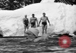 Standbild Badenden schwimmen im eisigen Wasser Oregon Mount Hood USA, 1938, aus Sekunde 46 historischem Filmmaterial Videoclip 65675043530