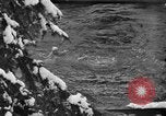 Standbild Badenden schwimmen im eisigen Wasser Oregon Mount Hood USA, 1938, aus Sekunde 47 historischem Filmmaterial Videoclip 65675043530
