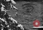 Standbild Badenden schwimmen im eisigen Wasser Oregon Mount Hood USA, 1938, aus Sekunde 48 historischem Filmmaterial Videoclip 65675043530