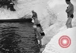 Standbild Badenden schwimmen im eisigen Wasser Oregon Mount Hood USA, 1938, aus Sekunde 49 historischem Filmmaterial Videoclip 65675043530