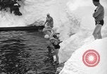 Standbild Badenden schwimmen im eisigen Wasser Oregon Mount Hood USA, 1938, aus Sekunde 50 historischem Filmmaterial Videoclip 65675043530