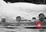 Standbild Badenden schwimmen im eisigen Wasser Oregon Mount Hood USA, 1938, aus Sekunde 52 historischem Filmmaterial Videoclip 65675043530