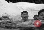 Standbild Badenden schwimmen im eisigen Wasser Oregon Mount Hood USA, 1938, aus Sekunde 54 historischem Filmmaterial Videoclip 65675043530