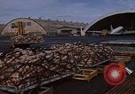 Standbild C-130 Hercules Vietnam, 1970, aus Sekunde 40 historischem Filmmaterial Videoclip 65675043570