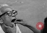 Immagine di Cambogiano di dentista Phnom Penh Cambogia, 1957, secondo 13 filmato di repertorio 65675043581