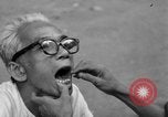 Immagine di Cambogiano di dentista Phnom Penh Cambogia, 1957, secondo 14 filmato di repertorio 65675043581