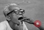Immagine di Cambogiano di dentista Phnom Penh Cambogia, 1957, secondo 15 filmato di repertorio 65675043581