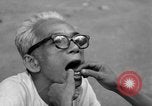 Immagine di Cambogiano di dentista Phnom Penh Cambogia, 1957, secondo 16 filmato di repertorio 65675043581