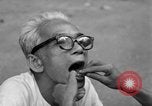 Immagine di Cambogiano di dentista Phnom Penh Cambogia, 1957, secondo 17 filmato di repertorio 65675043581