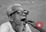 Immagine di Cambogiano di dentista Phnom Penh Cambogia, 1957, secondo 18 filmato di repertorio 65675043581
