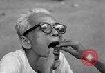 Immagine di Cambogiano di dentista Phnom Penh Cambogia, 1957, secondo 19 filmato di repertorio 65675043581