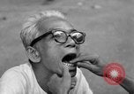 Immagine di Cambogiano di dentista Phnom Penh Cambogia, 1957, secondo 20 filmato di repertorio 65675043581