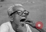 Immagine di Cambogiano di dentista Phnom Penh Cambogia, 1957, secondo 22 filmato di repertorio 65675043581